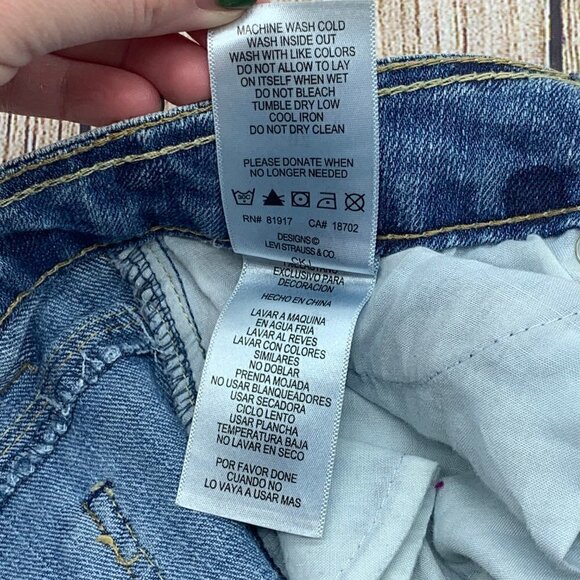 🎉Levi's Light Wash Denim Polkadot Shorty Shorts - Picture 5 of 6